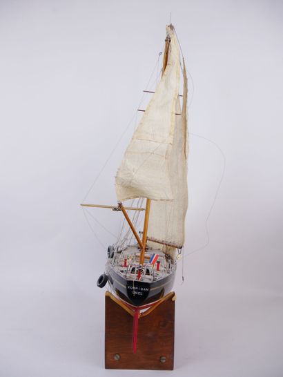 null Model of a sailboat in lacquered wood, with two masts bearing the inscription...