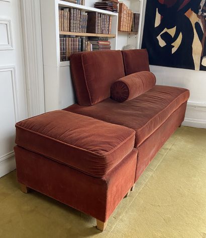 null Bed and its footrest resting on small wooden feet. Brown velvet upholstery....