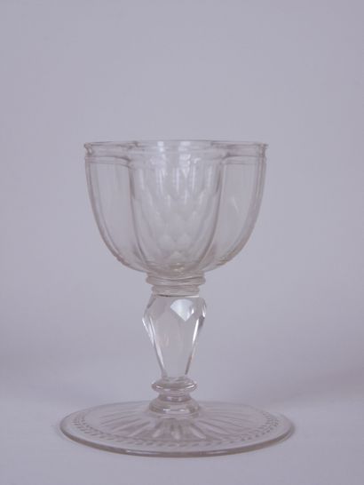 null Lot in crystal, including :

a four-lobed cup, with engraved decoration of a...
