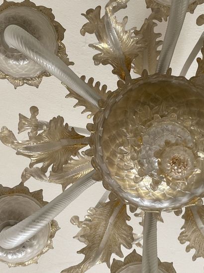 null Lustre à six bras de lumière en verre poudré or.

Venise, XXe siècle.

H : 75...