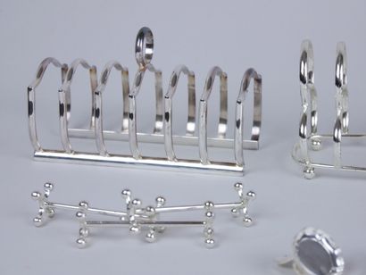  Lot in silver plated metal, including : 
a pair of toast holders. 
a toast holder....