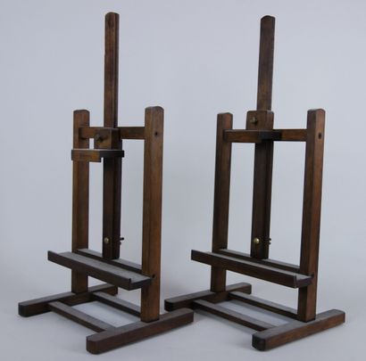 null Pair of small display easels in stained wood resting on a base with double struts....