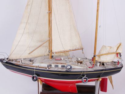 null Model of a sailboat in lacquered wood, with two masts bearing the inscription...