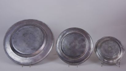 null Lot in pewter including : 

8 glasses on pedestal, carries an illegible monogram....