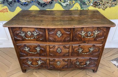 null Walnut molded chest of drawers opening with five drawers on three rows.

Eighteenth...
