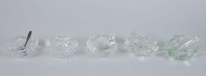null Lot of glassware including : 

8 small molded glass cups with honeycomb decoration....