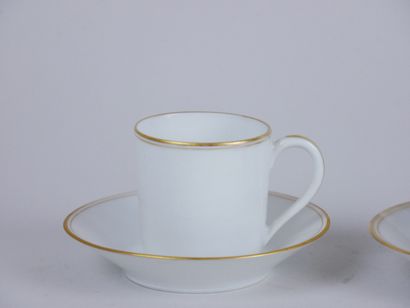 null LIMOGES France 

Service à café en porcelaine blanche à décor de filets or comprenant :...