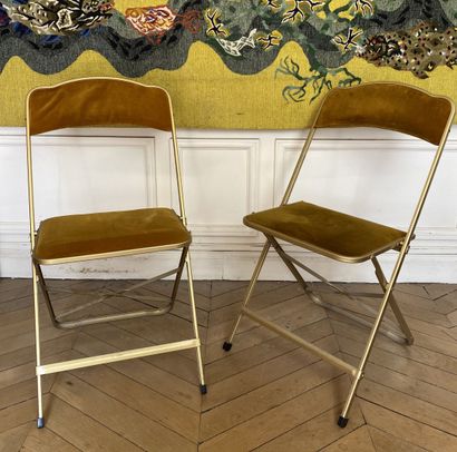 null Suite of 10 folding chairs in gilded metal trimmed with mordant or red velvet....