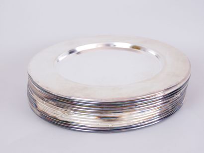 null Suite of 12 plates of presentation out of silver plated metal. Diameter : 30...