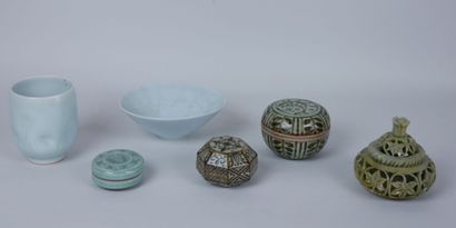 null JAPON ou COREE. Travail moderne. 

Lot de 6 pièces en porcelaine et grés émaillé...