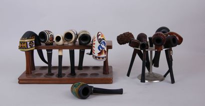 null Set of 15 porcelain pipes with polychrome decoration, carved wood, bone and...