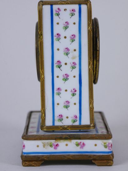 null Porcelain desk clock with polychrome decoration of a semi of roses.

Circa 1900.

(Cracks).

H...
