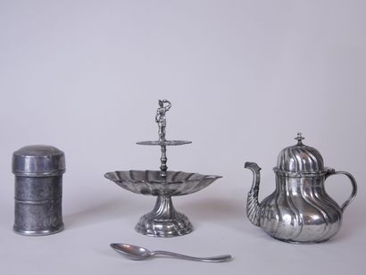 null Lot of pewter shaped pieces such as torches, covered pots, tea boxes, spoon...