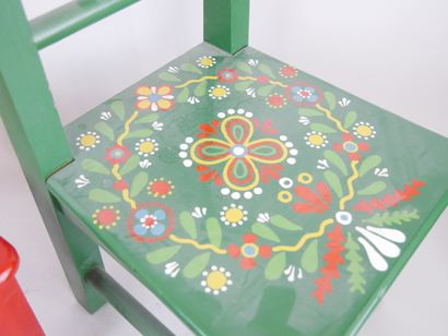 null Deux petites chaises d'enfant en bois peint à décor de guirlandes de fleurs,...
