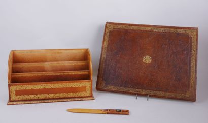 null Desk set in leather gilded with small irons including : 

An inkwell with two...