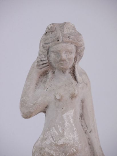 null Statuette in white clay from the Allier region representing a Venus anadyomene....