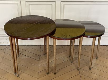 null Suite of 3 nesting tables in veneer resting on tapered legs ending in gilded...