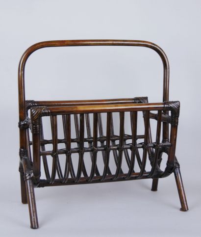null Magazine rack in varnished wicker resting on four feet. Circa 70. 

Dimensions:...