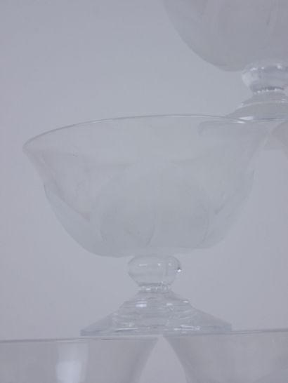 null Lot of glassware including : 

6 molded crystal ice cups with petals decoration....