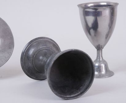 null Lot in pewter including : 

8 glasses on pedestal, carries an illegible monogram....