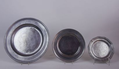 null Lot in pewter including : 

8 glasses on pedestal, carries an illegible monogram....