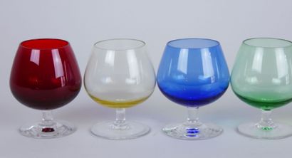 null Lot of glassware in molded glass including : 

11 whiskey glasses. Dimensions...