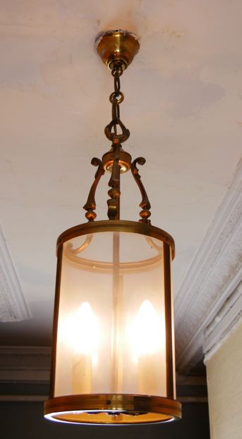 null Lot de luminaires en laiton doré et verre comprenant :

Une lanterne de vestibule...