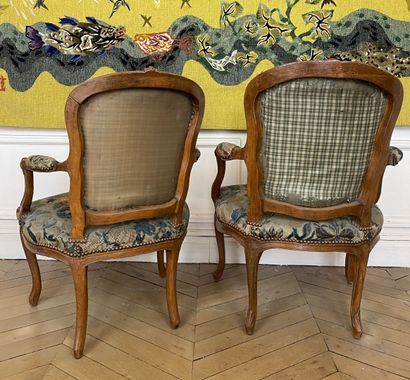 null Pair of cabriolet armchairs in molded and carved beech.

Louis XV period.

(Reinforcing...