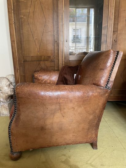 null Pair of club armchairs in studded leather and brown velvet with straight back,...