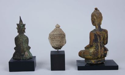 null ASIE 

Lot comprenant : 

- Un bodhisattva en bronze à patine verte nuancée

-...