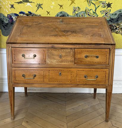 null Sloping secretary in walnut with inlaid decoration of nets. Feet in fluted sheaths.

Provincial...