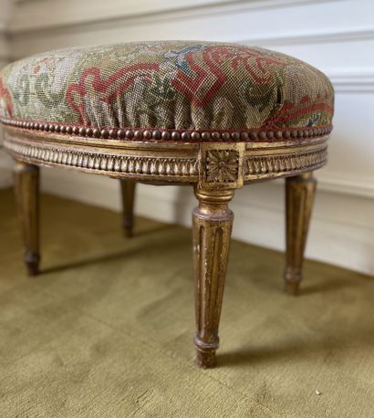 null Oval stool in carved and gilded wood decorated with a frieze of rais-de-coeur.

Napoleon...