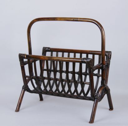 null Magazine rack in varnished wicker resting on four feet. Circa 70. 

Dimensions:...