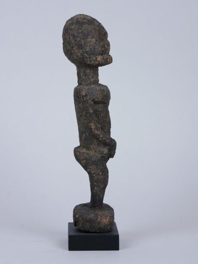 null DOGON (Mali) 

Statuette à patine crouteuse. Manque ancien du bras gauche.

Hauteur :...