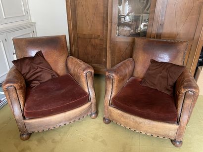 null Pair of club armchairs in studded leather and brown velvet with straight back,...