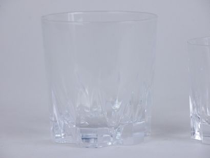 null Lot de verrerie en verre moulé comprenant : 

11 verres à whisky. Dimensions :...
