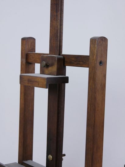null Pair of small display easels in stained wood resting on a base with double struts....