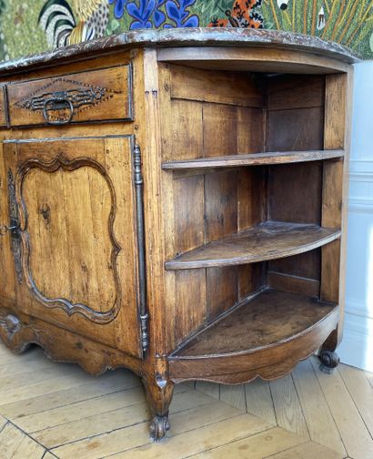 null Walnut chest of drawers.

Provincial work of the 18th century.

(Later added...