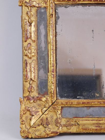 null Glace à parecloses en bois sculpté et doré.

Époque XVIIIe siècle.

83 x 44...