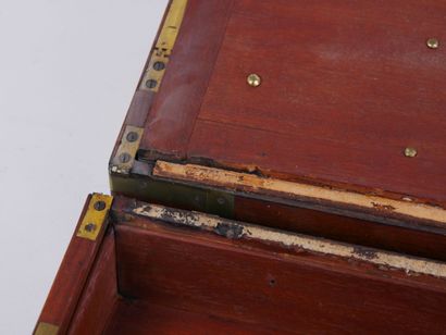 null Mahogany travel writing case.

England, 19th century.

(Cracks and accidents).

15...