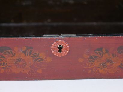 null JAPON

Lot de deux boîtes rectangulaires en bois laqué rouge à décor de fleurs....