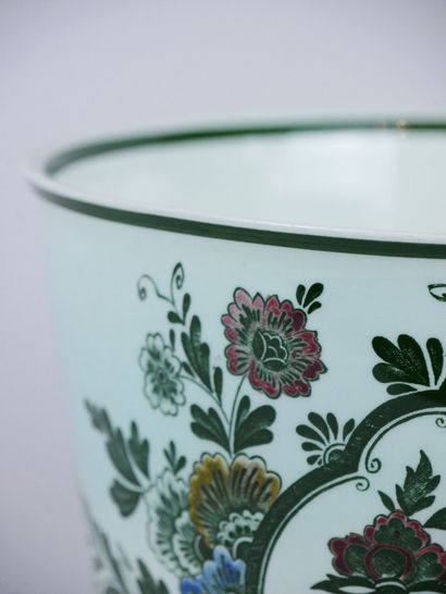null VILLEROY & BOCH Mettlach

Cache-pot en porcelaine modèle « paon » à décor polychrome...