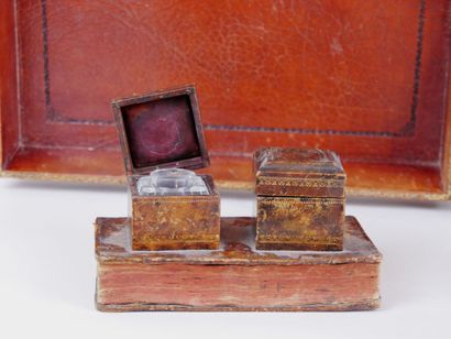 null Desk set in leather gilded with small irons including : 

An inkwell with two...