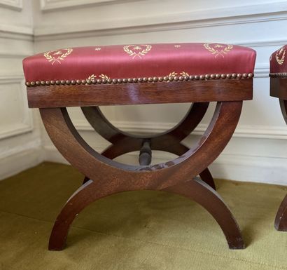 null Pair of mahogany veneered "X" shaped folding tables.

Empire style.

45 x 47...