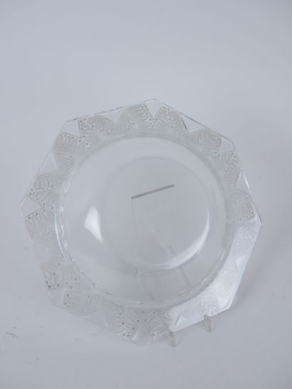 null LALIQUE France 

Octagonal molded crystal pocket with ferns decoration. 

Dimensions...