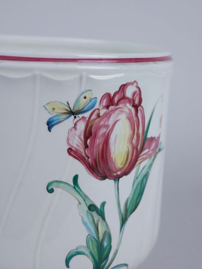 null VILLEROY & BOCH Septfontaines

Cache-pot en porcelaine à décor polychrome d'oiseaux...