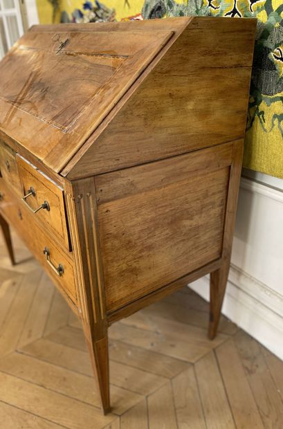 null Sloping secretary in walnut with inlaid decoration of nets. Feet in fluted sheaths.

Provincial...