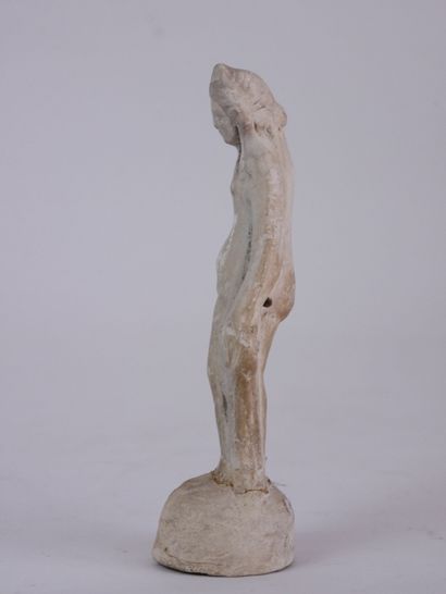 null Statuette in white clay from the Allier region representing a Venus anadyomene....