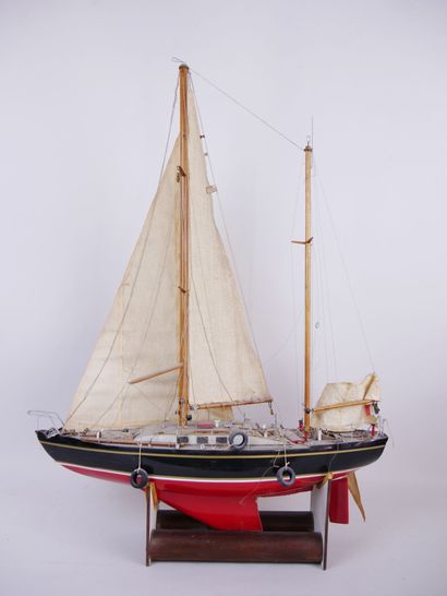 null Model of a sailboat in lacquered wood, with two masts bearing the inscription...