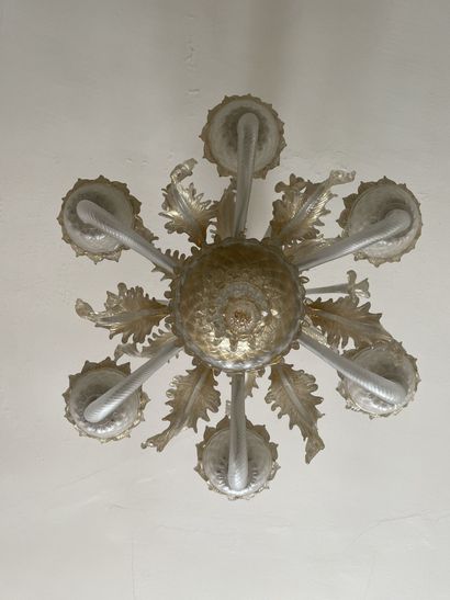 null Lustre à six bras de lumière en verre poudré or.

Venise, XXe siècle.

H : 75...